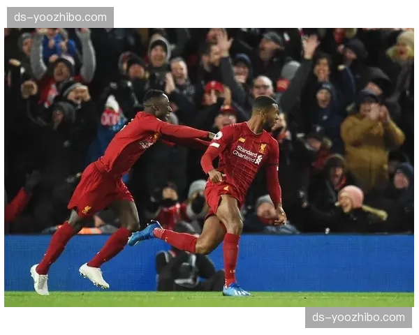 西汉姆联三中卫应对边路冲击 鲍文回撤参与防守平衡阵型